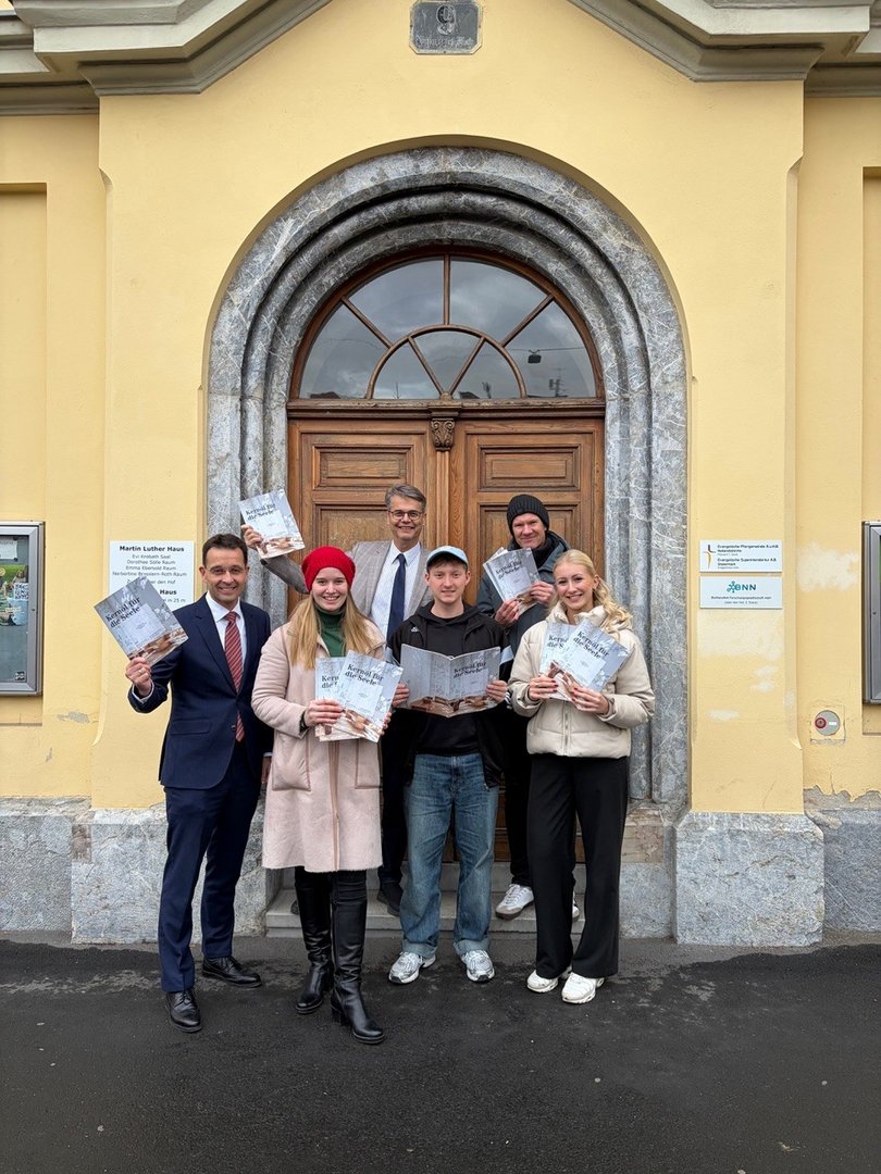 Hintere Reihe v.li.n.re.: Superintendent Wolfgang Rehner und Wolfgang Kühnel Vordere Reihe v.li.n.re.: Superintendentialkurator Michael Axmann, Sofie Königshofer, Sophie Weinhandl, Tobias Jaritz - Foto: Manuela Ukowitz