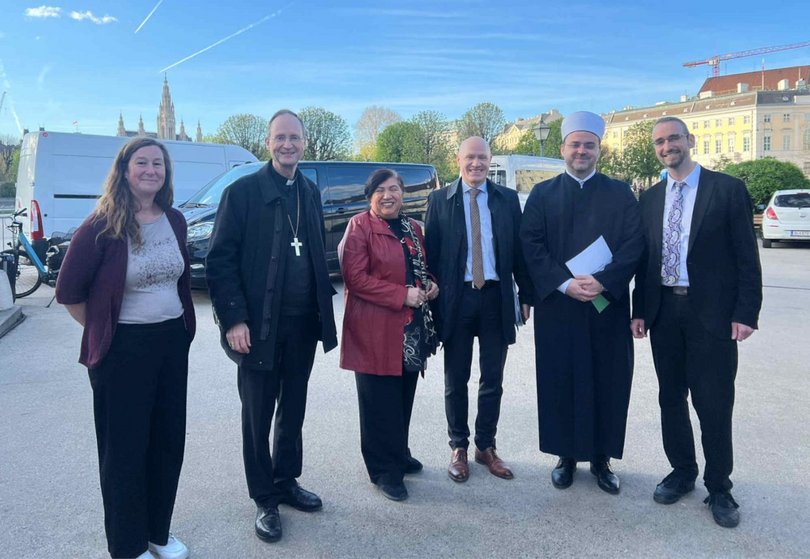 Setzten sich bei „Peacewave“ für mehr Toleranz, Umweltschutz und Frieden ein: Initiatorin und Organisatorin Isabella Haschke, Weihbischof Stephan Turnovsky, Vizepräsidentin der Freien Aleviten Hatice Sahin-Ilter, Superintendent Matthias Geist, der Erste Imam der IGGÖ Ermin Šehić sowie IKG-Oberrabbiner Jaron Engelmayer. (Foto: Wolfgang König)